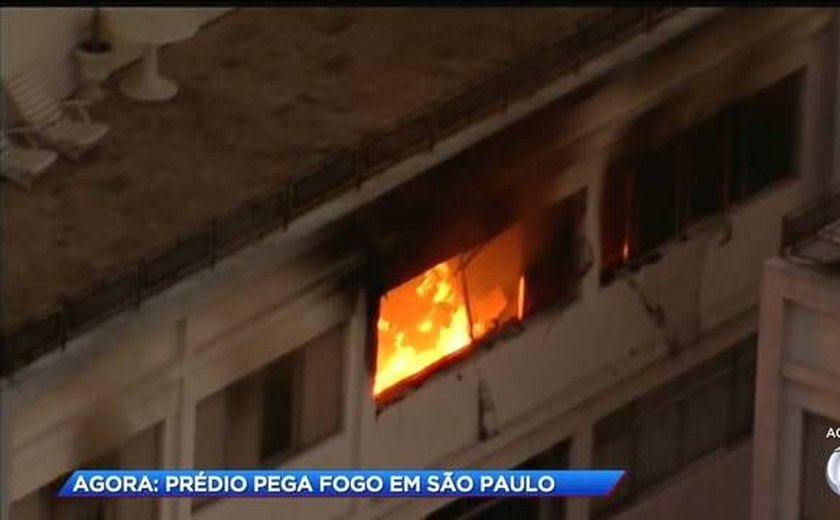 Prédio ao lado de faculdade pega fogo em bairro nobre de São Paulo