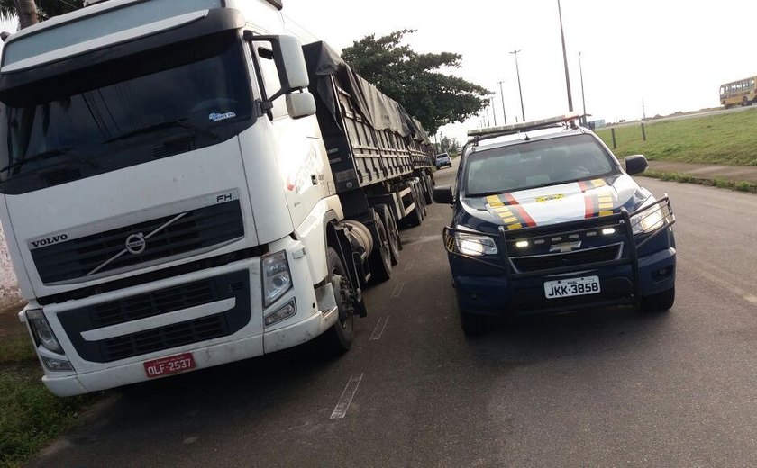 Polícia Rodoviária Federal autua carreta com 60 toneladas de excesso de peso
