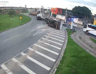 Carreta com carga de vigas de concreto tomba no viaduto da antiga PRF