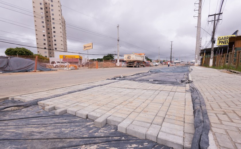 Avenida Menino Marcelo recebe obras de ciclovia