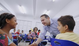 Governador anuncia rateio de recursos do Fundeb para 12 mil professores e monitores