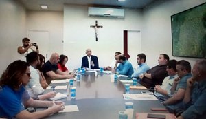 Sem receber há três meses, servidores cobram salários em Arapiraca