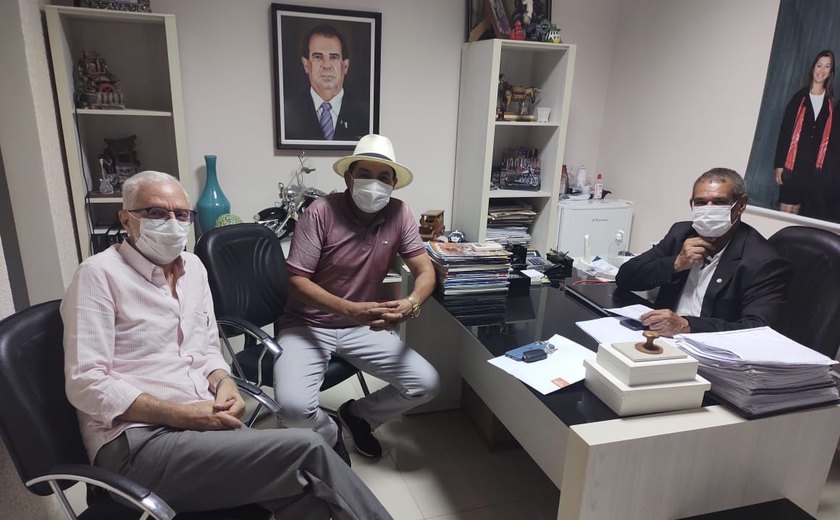 Vereador Vicente do Remédio debate superlotação com diretores do HRA, em Arapiraca