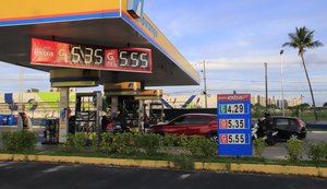 Consumidores não percebem redução no preço dos combustíveis