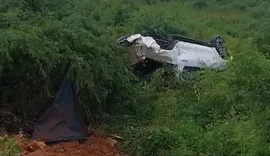 Caminhonete capota na AL-115 e deixa casal ferido em Palmeira dos Índios