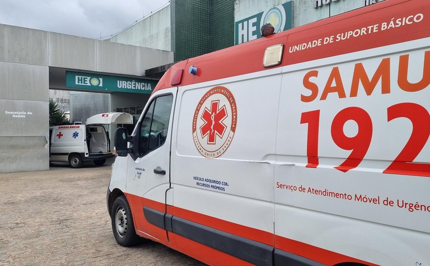 Homem e mulher ficam feridos após colidirem moto em cerca de madeira