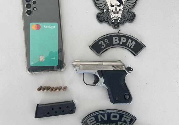 Suspeito de homicídio é preso pela PM enquanto tentava fugir de Alagoas; pistola também foi apreendida