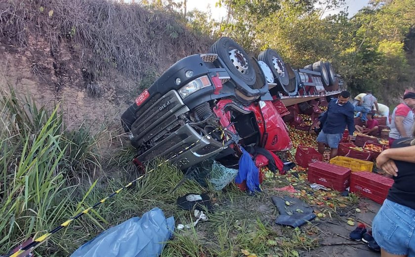 Caminhão com carga de tomates tomba e motorista morre na AL-404