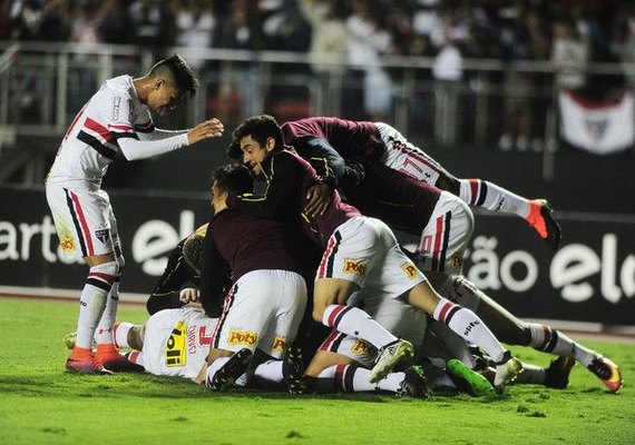 São Paulo atropela, espanta rebaixamento e deixa Corinthians fora do G6