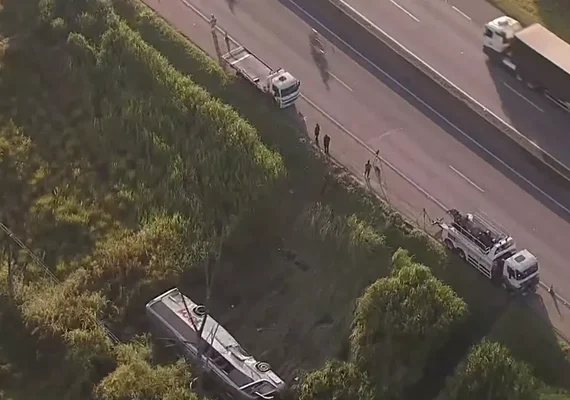 Ônibus cai em ribanceira na Dutra e deixa um morto e 25 feridos no interior de SP