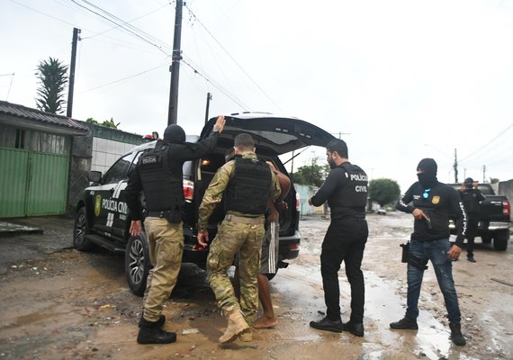 Operações combatem tráfico de entorpecentes e porte ilegal de arma de fogo