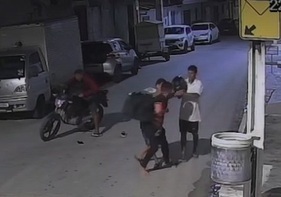 Entregador é assaltado e agredido por trio em Cruz das Almas; crime foi flagrado por câmeras