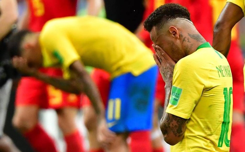 Brasil peca na defesa, perde para Bélgica e está fora da Copa do Mundo