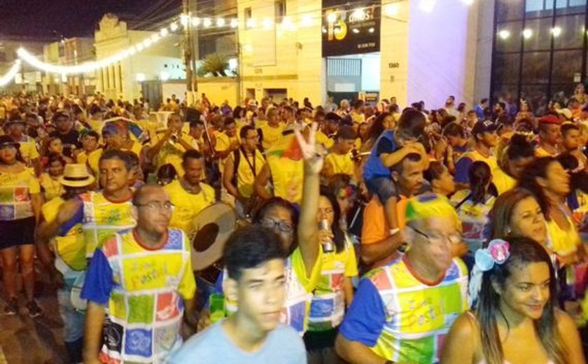 Bloco Zona Postal participa das prévias de carnaval em Maceió