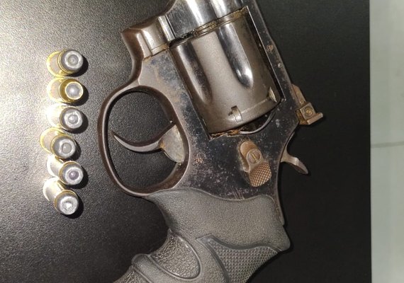 Homem com arma de fogo e outro com mandado em aberto são presos na Jatiúca