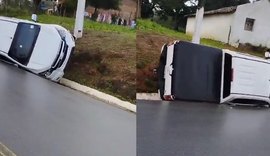 Motorista perde controle da direção, caminhonete capota e fica virada lateralmente na estrada