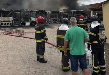 Incêndio atinge garagem de empresa de ônibus em Arapiraca