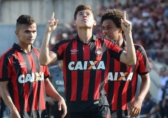 Atlético-PR vence o Coritiba em clássico morno na Vila Capanema