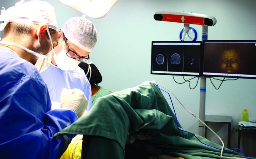 Serviço de Neurocirurgia retira lesão cerebral com paciente acordado