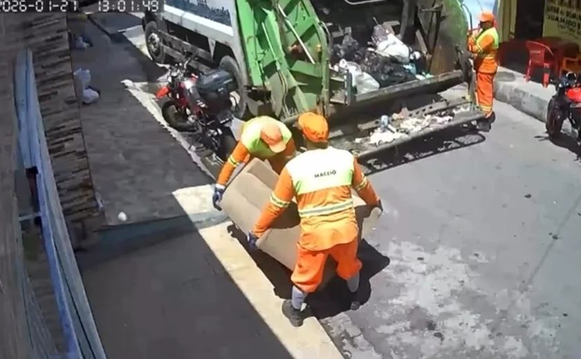 Sofá lavado e deixado para secar é recolhido por engano por caminhão de lixo em Maceió