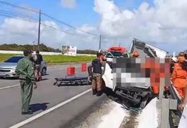 Motorista fica ferido após caminhão tombar na Barra de São Miguel