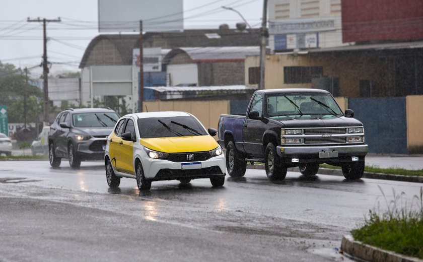Condutores devem reduzir velocidade e ter mais atenção em dias chuvosos, orienta Detran/AL
