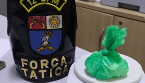 Suspeito é amarrado por trabalhadores após invadir escola em obras em Maceió