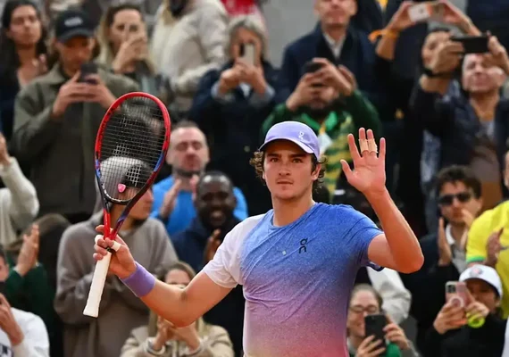 João Fonseca cai, mas duplas brasileiras vencem em Roland Garros