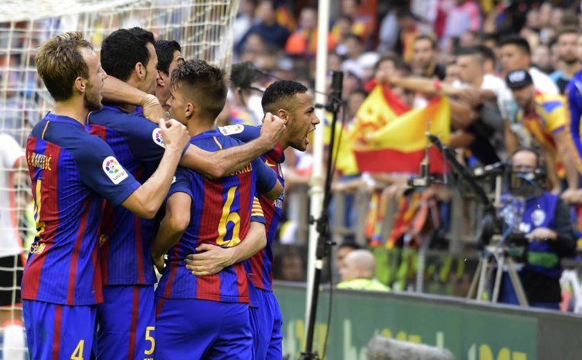 Torcedor que acertou Neymar com garrafa é banido do estádio do Valencia