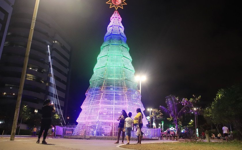 Luzes de Natal encantam moradores e turistas na orla da capital alagoana