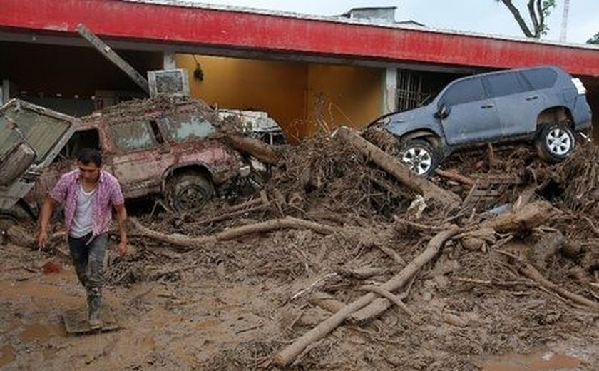 Colombianos buscam desaparecidos após inundações que mataram mais de 250
