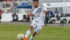 Na mira do Corinthians, atacante Clayson despista sobre futuro