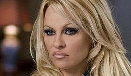Pamela Anderson diz que já foi cuspida e xingada na cama e culpa pornô por isso