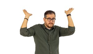 Transformando frustrações e dilemas em risadas, Afonso Padilha volta a Maceió com seu novo show
