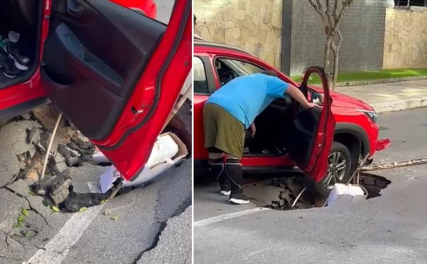 Carro cai em cratera após asfalto ceder na Ponta Verde