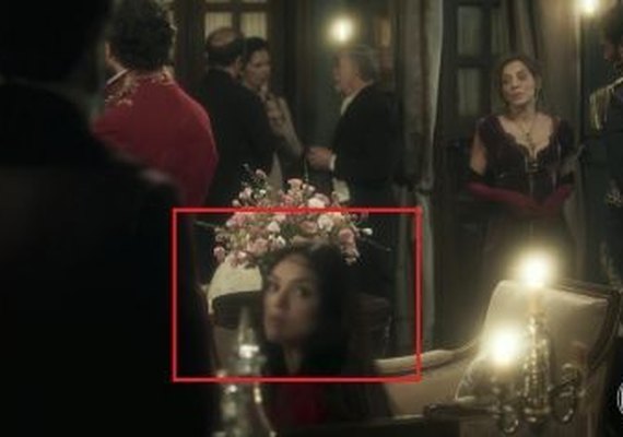Gafe! Protagonista aparece com celular na mão em cena de 'Novo Mundo'