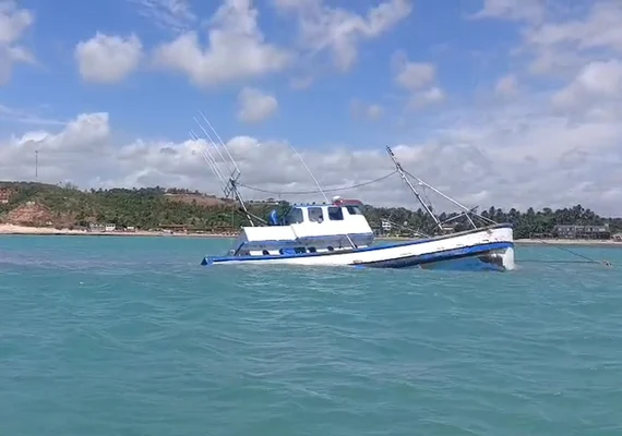 Naufrágio de barco pesqueiro provoca vazamento de combustível em Japaratinga