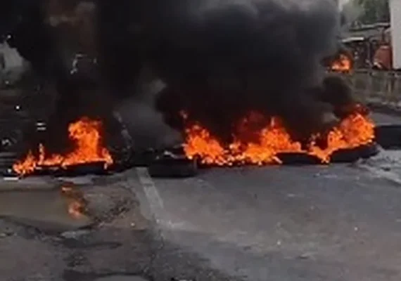 Protesto: moradores do Conjunto Jarbas Oiticica bloqueiam trecho da BR-104 por falta de água