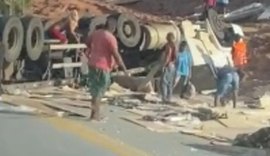 Carreta carregada de MDF tomba e deixa uma pessoa ferida Joaquim Gomes