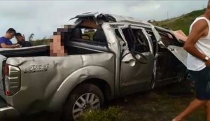 Carro com placa de Alagoas capota em Sergipe e dois morrem