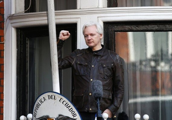Assange comemora arquivamento de investigação por estupro na Suécia