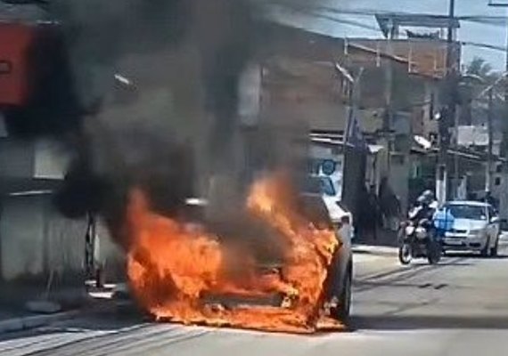 Picape pega fogo e tem perda total no Feitosa