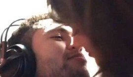 Neymar ganha beijão e torcida de Burna Marquezine enquanto joga videogame