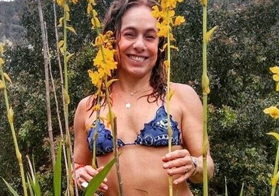 Aos 59 anos, apresentadora Cissa Guimarães chama atenção de biquíni e cara lavada