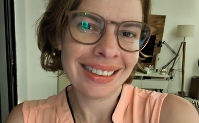 Professora da Ufal concorre a prêmio do TikTok com romance LGBT