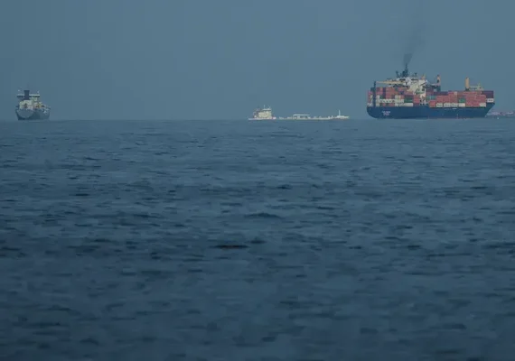 Três navios chineses atravessam Estreito de Ormuz