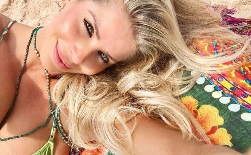 Em Maceió, Karina Bacchi exibe barriga de grávida em dia de praia