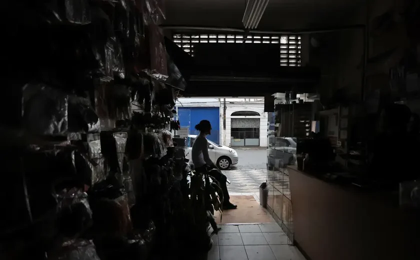 Vendavais, quedas de árvores e desabamentos deixam 8 feridos em SP