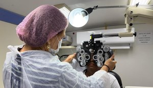 Trabalhadores do comércio recebem consultas e óculos gratuitos em Maceió
