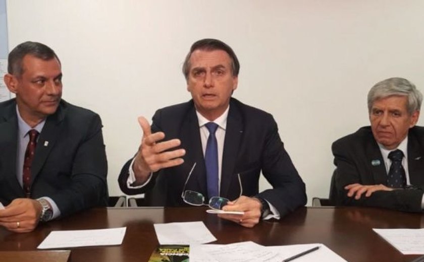 Em live, Bolsonaro minimiza polêmicas após declarações sobre Forças Armadas